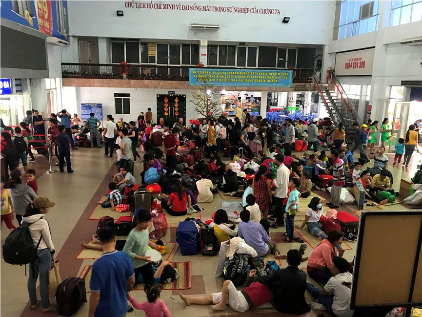 Hàng nghìn hành khách bị ảnh hưởng do đường sắt Bắc - Nam tê liệt vì tai nạn.