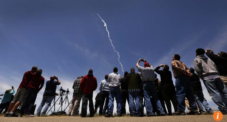 Người dân đứng xem vụ thử tên lửa của Mỹ. Ảnh: RT