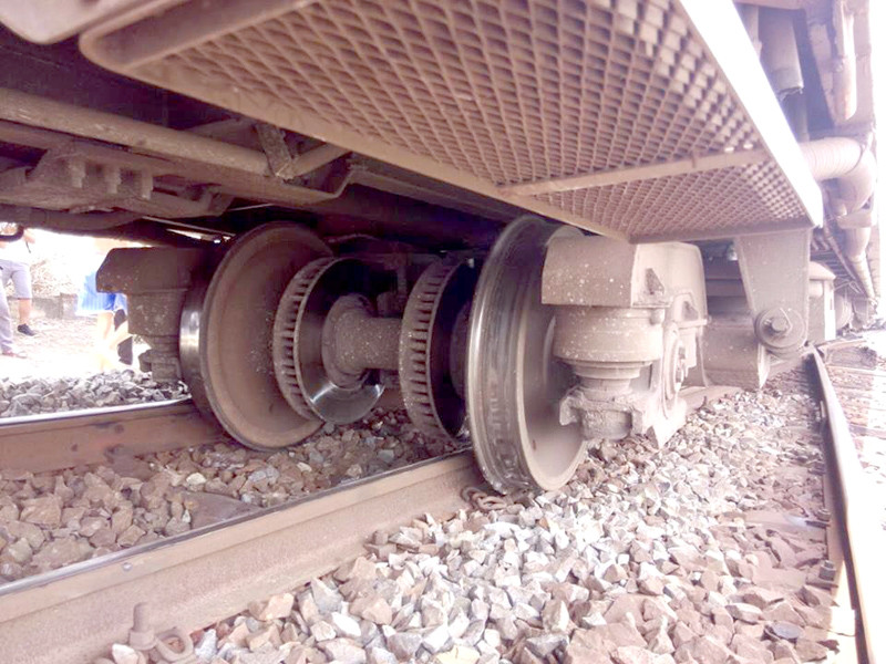 Một số toa của đoàn tàu SE7 bị trật bánh khỏi đường ray. Ảnh: Trung Trần.