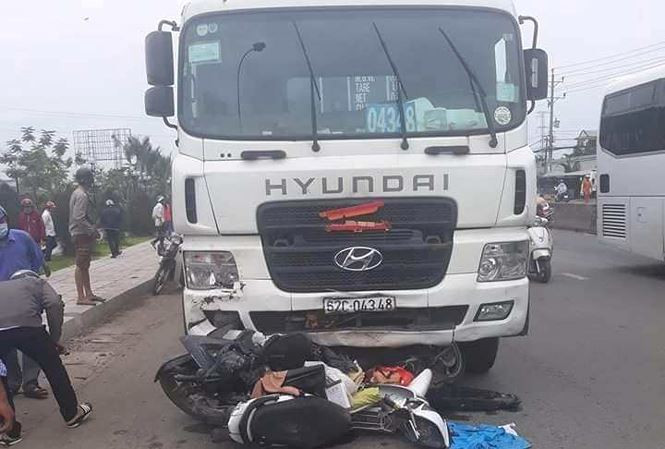 Xe container đâm hàng loạt xe máy làm chết và bị thương nhiều người tại Long An. Ảnh TP