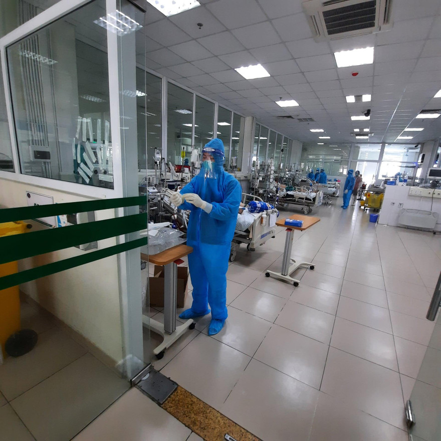 Điều trị cho bệnh nhân mắc COVID-19 tại BV Bệnh Nhiệt đới TƯ. Ảnh: Thanh Xuân