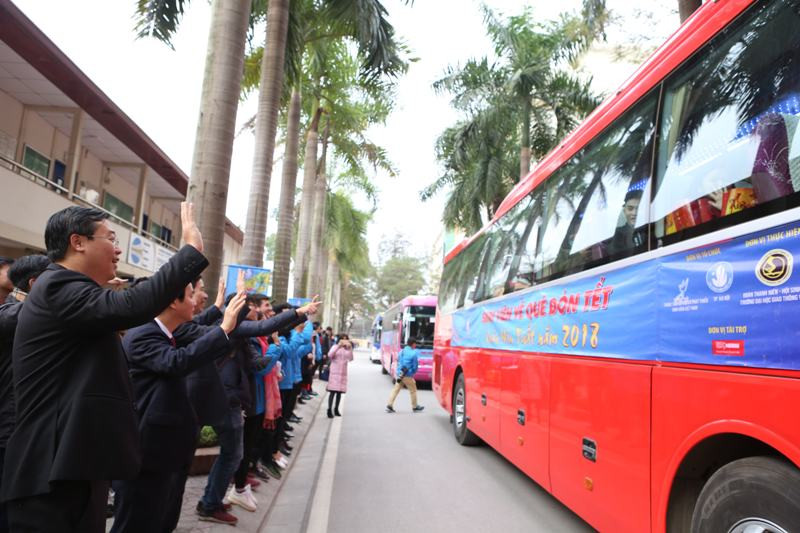 Anh Lê Quốc Phong, Bí thư thứ nhất T.Ư Đoàn tiễn các bạn sinh viên nghèo về quê đón tết