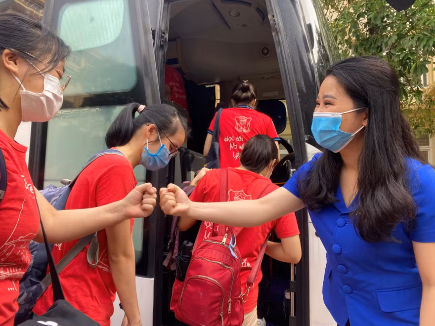 Bí thư Thành Đoàn Hà Nội Chu Hồng Minh chào các bạn sinh viên ĐH Y Hà Nội lên đường lấy mẫu xét nghiệm