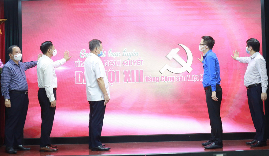 Đại diện lãnh đạo các bộ, ban, ngành ấn nút khởi động cuộc thi. 