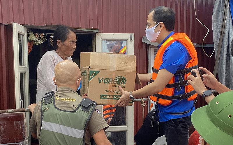 Tiếp sức người dân làng chài sông Hồng trong đại dịch