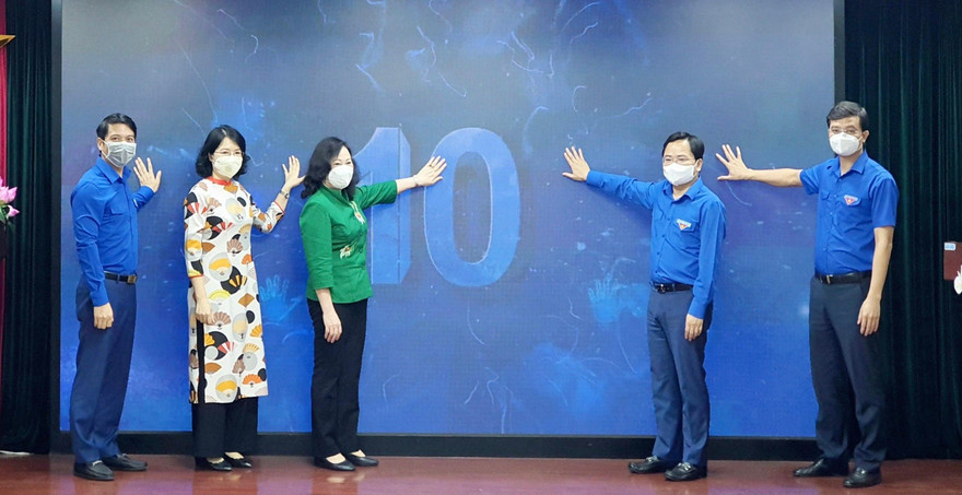 Ban tổ chức ấn nút khởi động chương trình “Cùng em học trực tuyến” - Nâng niu triệu ước mơ học vấn không gián đoạn. 