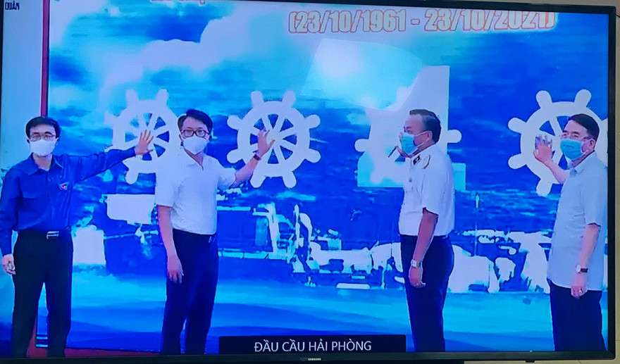 Các đại biểu phát động các hoạt động kỷ niệm 60 năm Ngày mở đường Hồ Chí Minh trên biển (23/10/1961 - 23/10/2021), với chủ đề “60 năm - Huyền thoại Đường Hồ Chí Minh trên biển” tại điểm cầu Hải Phòng.