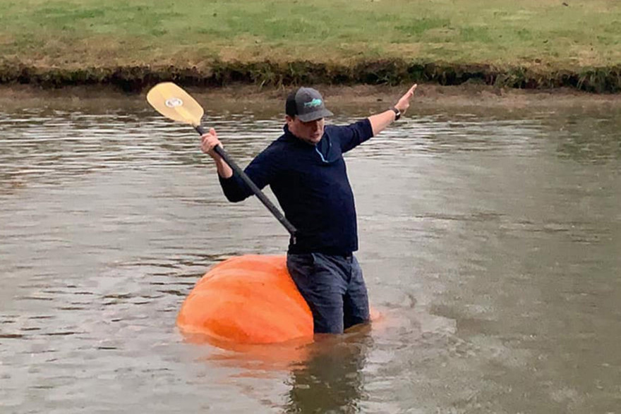 Đoạn video quay cảnh Justin ngồi chèo thuyền từ quả bí ngô đã gây sốt mạng.