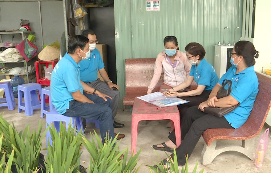 Nhân viên BHXH tới tận nhà người dân để tuyên truyền về các chính sách BHXH, BHYT, qua đó đảm bảo độ bao phủ của các chính sách an sinh.