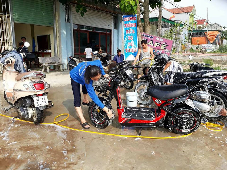 Đoàn xã Thanh Chi rửa xe gây quỹ 