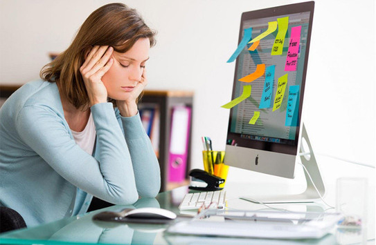 Nhân viên văn phòng làm việc nhiều với máy tính dễ bị mắc các bệnh về mắt. Ảnh minh họa.