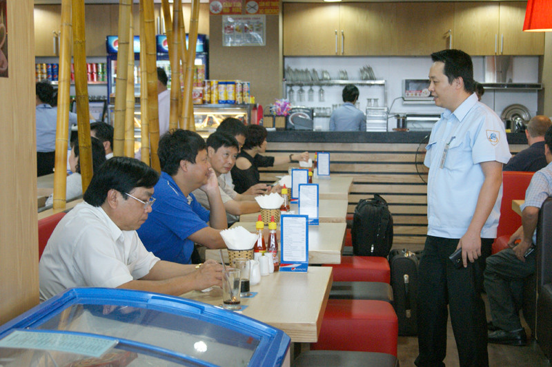 Khung giá bán đồ ăn, uống tại sân bay sẽ chỉ áp dụng với đồ nội.