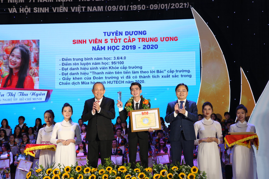 Ông Trương Hòa Bình, Ủy viên Bộ Chính trị, Phó Thủ tướng thường trực Chính phủ và anh Nguyễn Anh Tuấn, Bí thư thứ nhất T.Ư Đoàn, Chủ tịch T.Ư Hội LHTN Việt Nam trao tặng danh hiệu Sinh viên 5 tốt cấp T.Ư. Ảnh: Lâm Đăng Hải