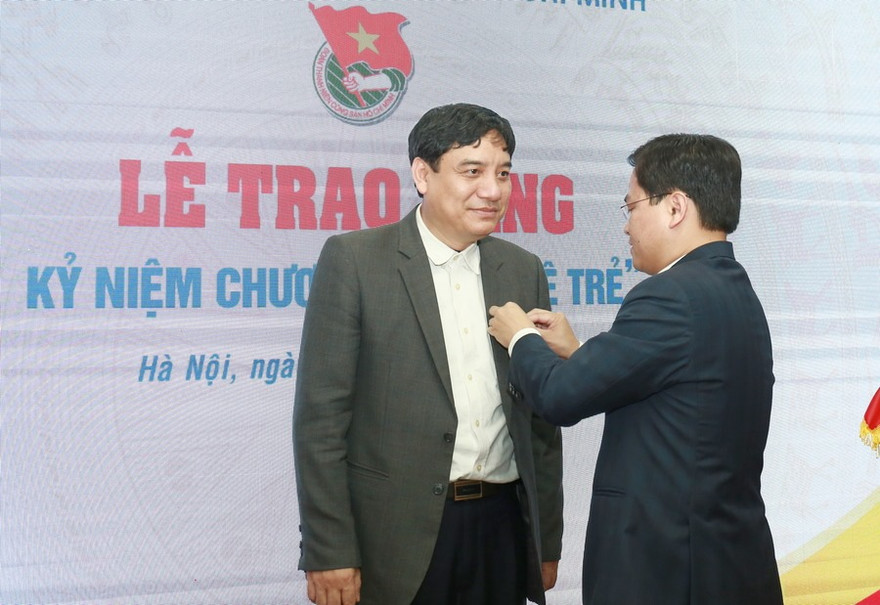 Anh Nguyễn Anh Tuấn, Bí thư thứ nhất T.Ư Đoàn, Chủ tịch Hội LHTN Việt Nam trao tặng Kỷ niệm chương "Vì thế hệ trẻ" cho ông Nguyễn Đắc Vinh, nguyên Bí thư thứ nhất T.Ư Đoàn,Ủy viên Ban Chấp hành T.Ư Đảng, Phó Chánh Văn phòng T.Ư Đảng.