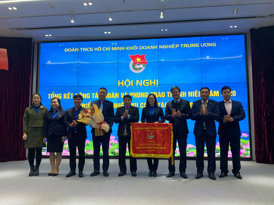 Anh Bùi Quang Huy, Bí thư thường trực T.Ư Đoàn, Chủ tịch T.Ư Hội SVVN tặng cờ thi đua xuất sắc của BCH T.Ư Đoàn cho Đoàn Khối Doanh nghiệp T.Ư