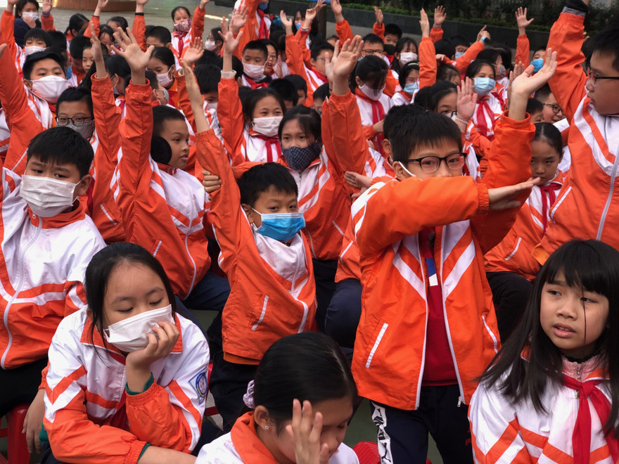 Các em học sinh trường Tiểu học Dịch Vọng B tham gia giao lưu tại Vòng chung kết, trao giải cuộ thi Tìm hiểu Luật Trẻ em trực tuyến. 