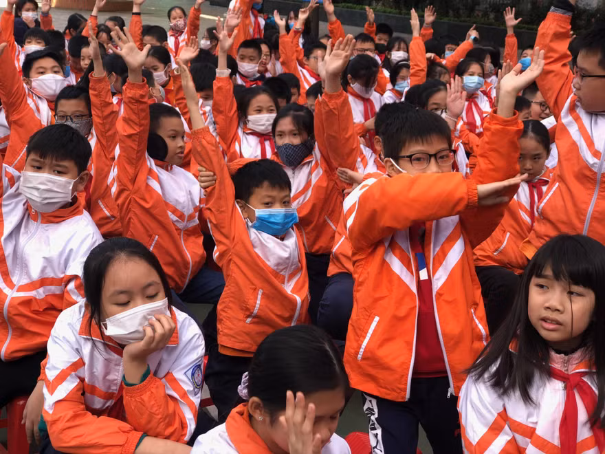 Các em học sinh trường Tiểu học Dịch Vọng B tham gia giao lưu tại Vòng chung kết, trao giải cuộ thi Tìm hiểu Luật Trẻ em trực tuyến. 