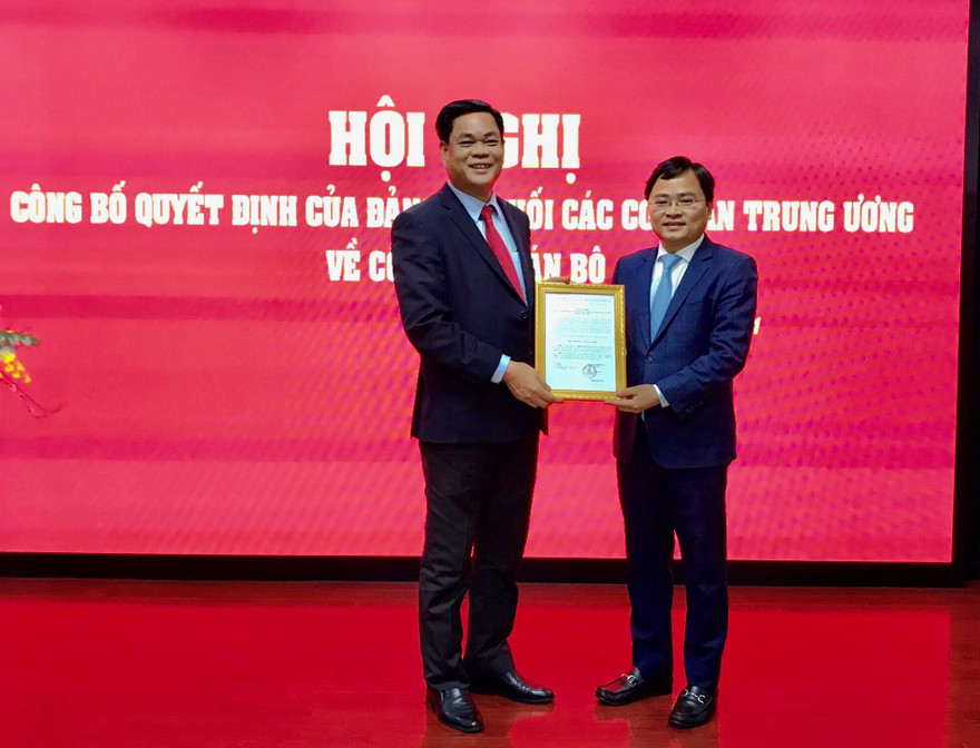 Ông Huỳnh Tấn Việt, Ủy viên Trung ương Đảng, Bí thư Đảng ủy Khối CCQ Trung ương trao Quyết định chuẩn y Bí thư Đảng ủy Trung ương Đoàn khóa XXIII, nhiệm kỳ 2020-2025 cho anh Nguyễn Anh Tuấn.