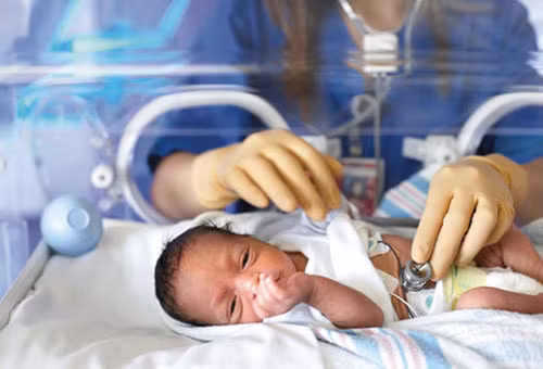 Trẻ có dấu hiệu tím tái, chậm tăng cân, tình trạng viêm phổi tái diễn liên tục cha mẹ nên đưa con đến BV để được thăm khám và điều trị kịp thời. Ảnh minh hoạ: Internet