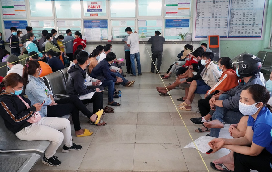 Khách xếp hàng trả vé tàu Tết tại các ga phía Nam. Ảnh minh hoạ.