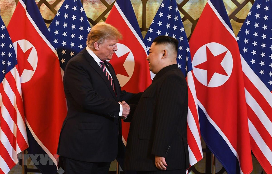 Tổng thống Mỹ Donald Trump và Chủ tịch Triều Tiên Kim Jong-un trong buổi gặp tối 27/2 tại Hà Nội. Ảnh: TTXVN