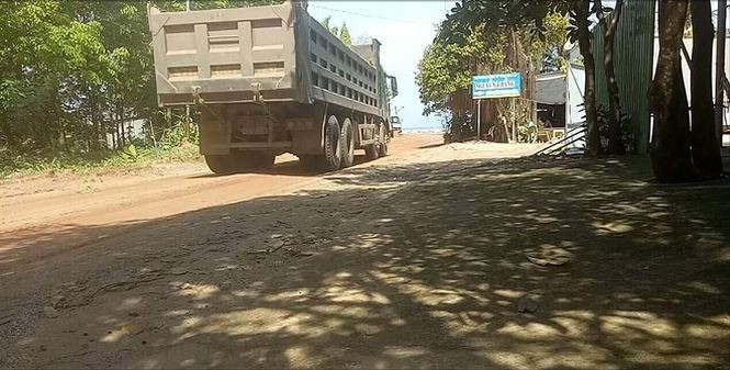 'Cát tặc' lộng hành ngày đêm ở hồ Dầu Tiếng