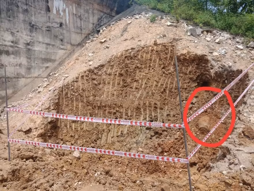 Quả bom được phát hiện nằm sâu dưới hành lang an toàn đường sắt, phát lộ khi thi công.