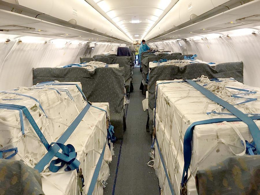 Hiện Việt Nam chưa có hãng hàng không chuyên chở hàng hoá, hơn 1 năm qua các hãng thừa máy bay do dịch COVID-19 nên tháo ghế máy bay chở khách để chở hàng.