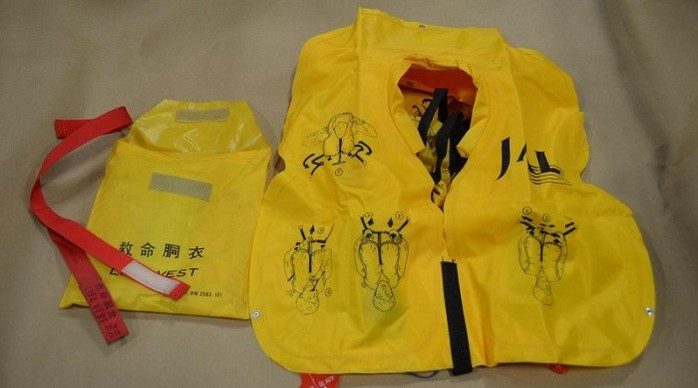 Áo phao trên tàu bay.