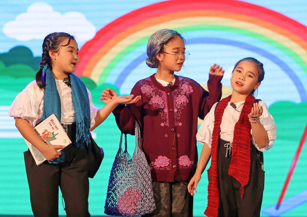 Trà My thể hiện tác phẩm "Máy bay của bà"