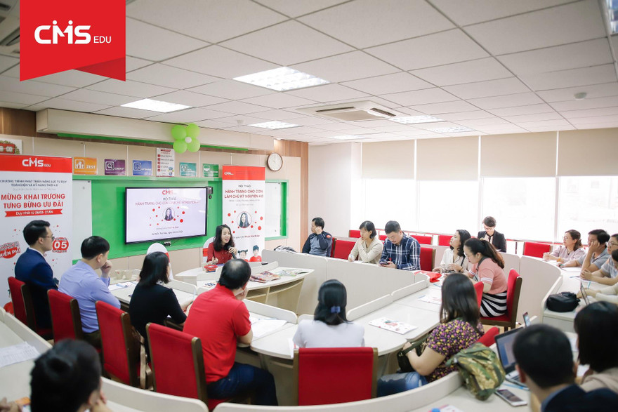 Chị Phan Thị Hồ Điệp chia sẻ những kinh nghiệm phát triển năng lực tư duy cho con trẻ.