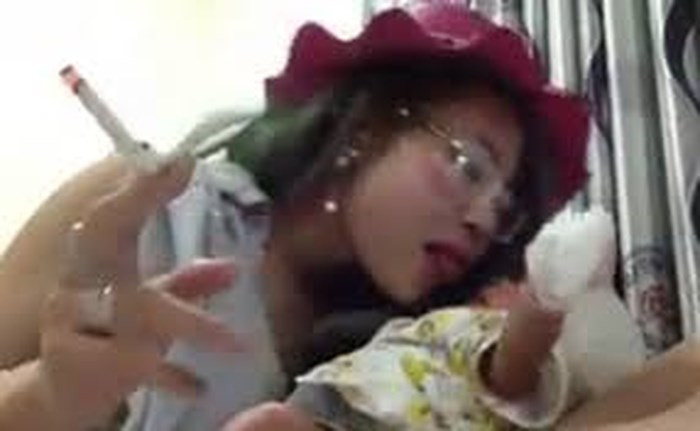 Bella hút thuốc lá rồi phả khói vào mặt con khi đứa bé chỉ mới vài ngày tuổi.