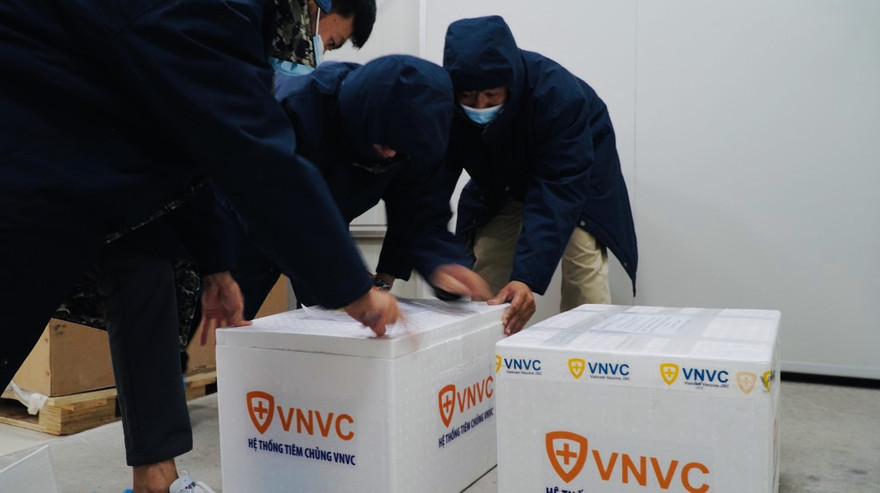 Vắc xin phòng COVID-19 được đóng vào thùng xốp ở nhiệt độ 2 đến 8 độ C trước khi đưa tới điểm tiêm- ảnh L.N