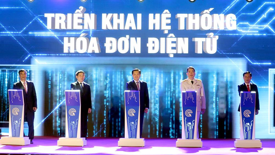 Phó Thủ tướng Lê Minh Khái, Bộ trưởng Tài chính Hồ Đức Phớc và các vị khách mời, lãnh đạo Tổng cục Thuế nhấn nút triển khai hệ thống hóa đơn điện tử giai đoạn 1. Ảnh: Phạm Thanh.