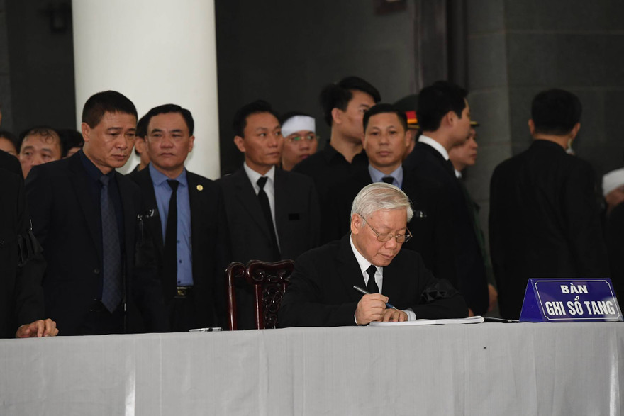 Tổng bí thư Nguyễn Phú Trọng ghi sổ tang