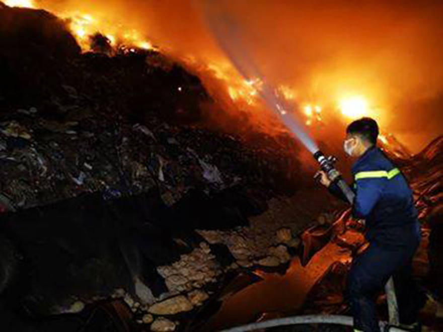 Bãi rác Tóc Tiên cháy hai ngày vẫn chưa được dập tắt