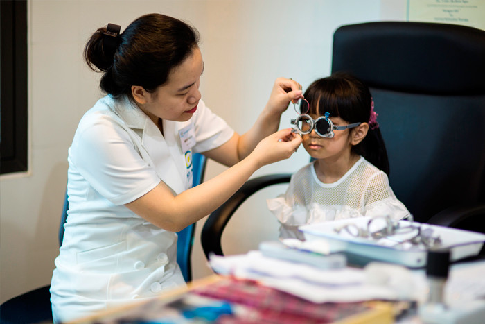Có tới 70% trẻ bị lác có kèm theo các tật khúc xạ. Ảnh minh hoạ: Internet