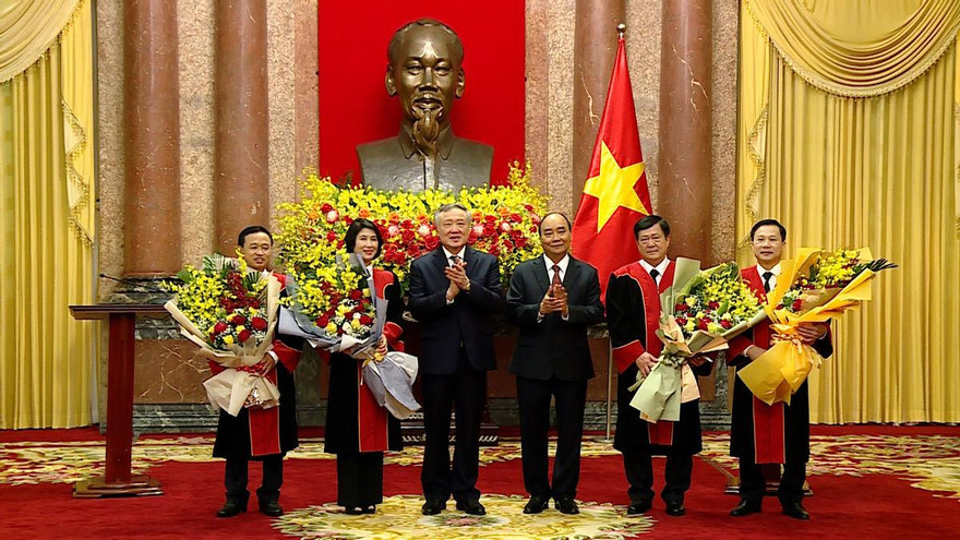 Chủ tịch nước Nguyễn Xuân Phúc và Chánh án TAND Tối cao Nguyễn Hòa Bình chụp ảnh lưu niệm với các Thẩm phán TAND Tối cao. Ảnh VGP 