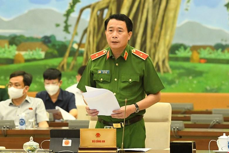 Thứ trưởng Bộ Công an Lê Quốc Hùng báo cáo tại phiên họp