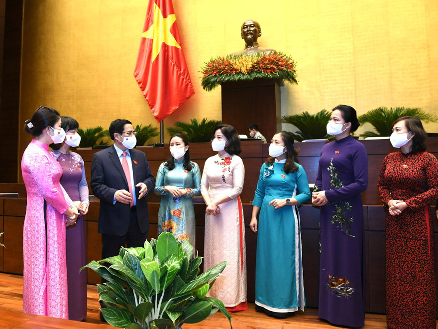 Các đại biểu Quốc hội trao đổi bên lề kỳ họp thứ nhất. Ảnh Như Ý