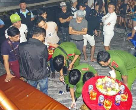 Cảnh sát 'đột kích' quán bar trá hình, ma túy vương vãi khắp nền nhà