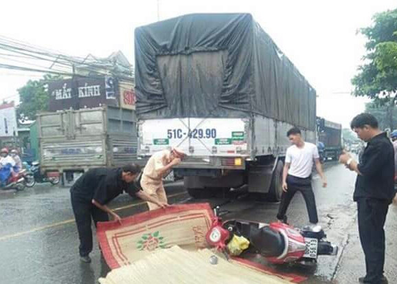Phanh gấp, người phụ nữ ngã ra đường bị xe tải cán tử vong