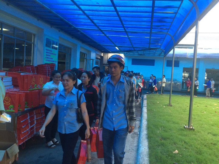 Công nhân tại 1 doanh nghiệp FDI nhận quà năm mới