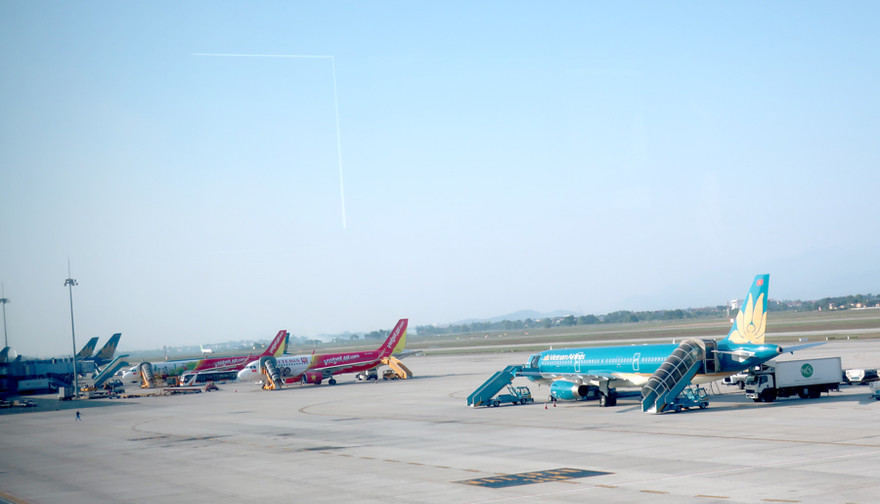 Sân bay quá tải nhưng các dự án mở rộng sân bay cũ, hay đầu tư sân bay mới gặp nhiều vướng mắc. Ảnh sân bay Nội Bài.