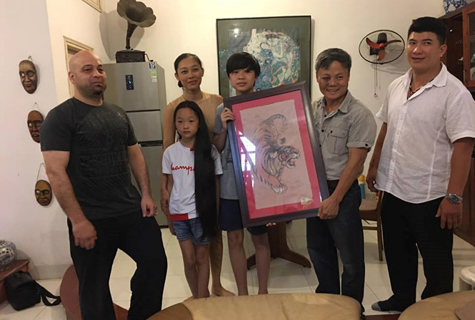 Cao thủ Flores tặng võ sư Đoàn Bảo Châu bức tranh "Mãnh hổ". Ảnh: Tuấn Nguyễn.