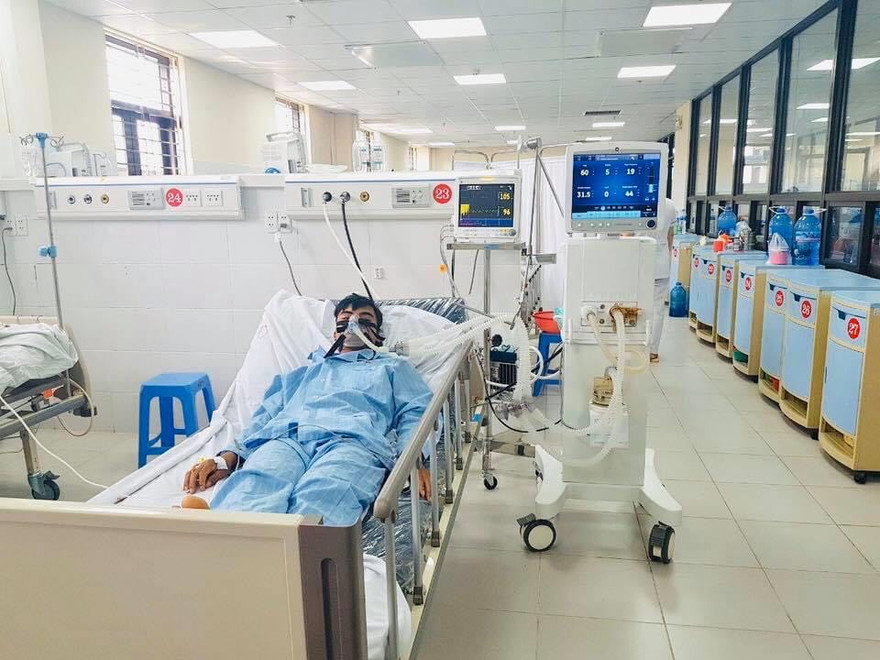 Nam bệnh nhân bị sốt mò đang được điều trị tại Bệnh viện Đa khoa tỉnh Hòa Bình. Ảnh: BV cung cấp