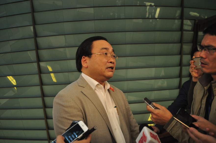 Bí thư Hà Nội trao đổi với phóng viên sáng 2/11. Ảnh Như Ý