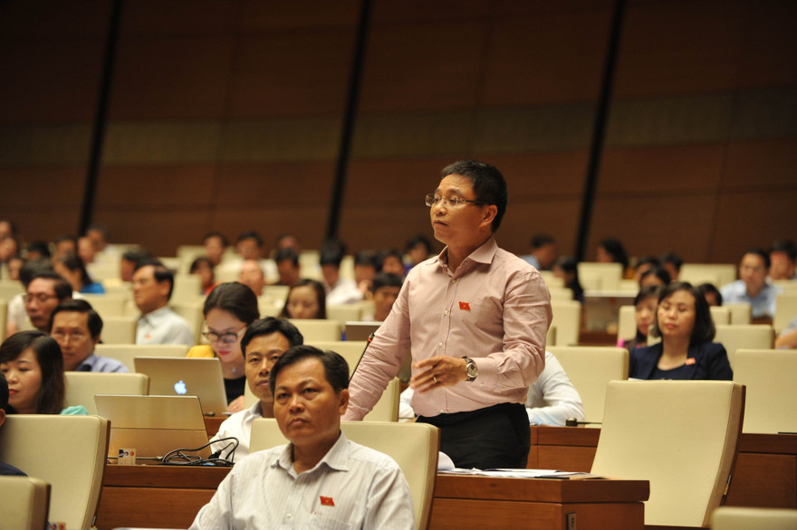 ĐBQH Nguyễn Văn Thắng tranh luận. Ảnh Như Ý