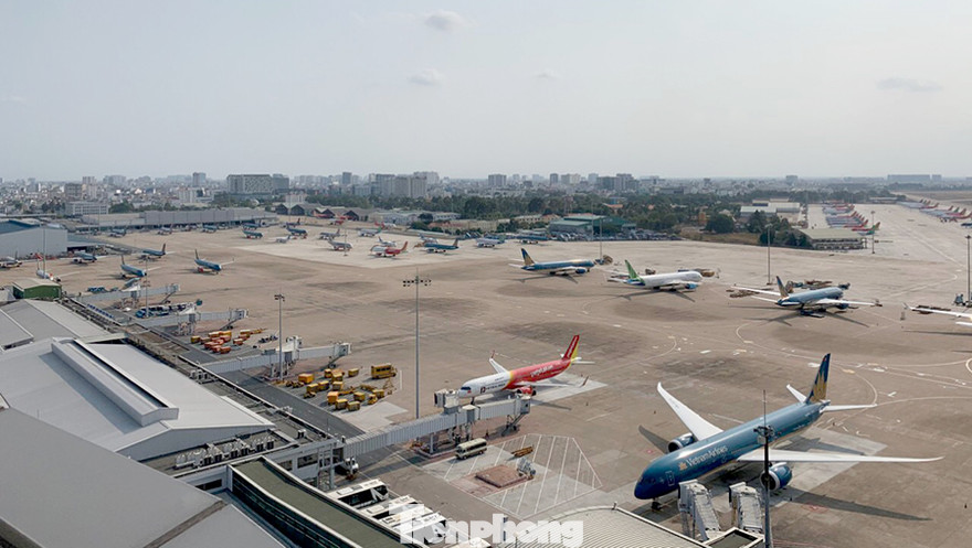 Tạm thời giới hạn số chuyến bay tới sân bay Tân Sơn Nhất khi TPHCM áp dụng giãn cách xã hội từ ngày 31/5.