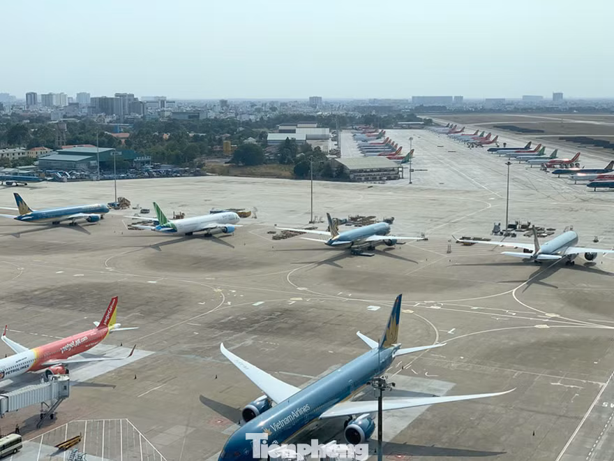 Việc mở lại đường bay thường lệ quốc tế vẫn chưa rõ ngày triển khai do dịch COVID-19 và phụ thuộc vào tiến độ tiêm vắc-xin trong nước.